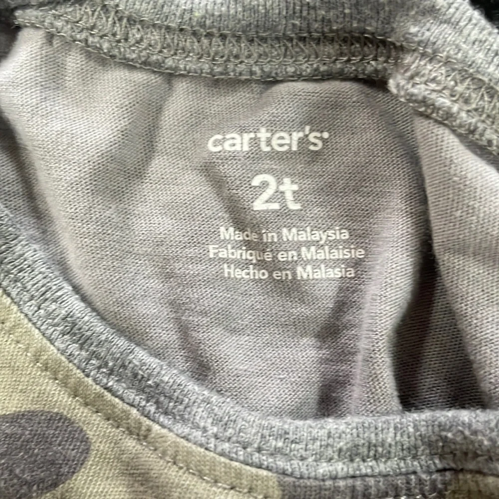 ♡Carter's army T-shirt size 2T